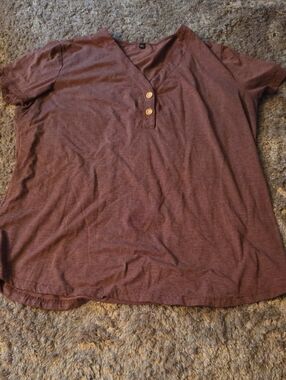 Casual V-Neck Short Sleeve Tee in Deep Plum